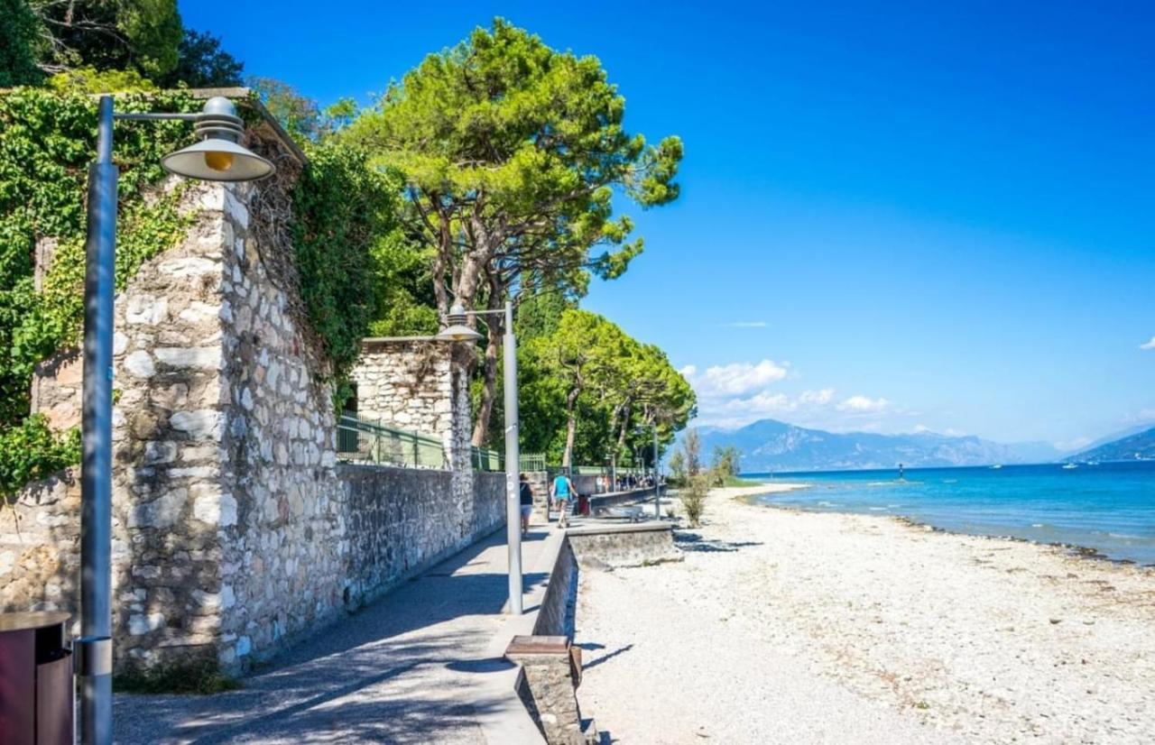 Perseo Apartment - 200M Dal Lago Di Garda Sirmione Bagian luar foto
